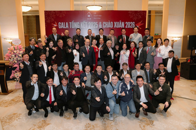 Các thành viên câu lạc bộ Doanh nhân Bách Khoa chụp ảnh lưu niệm tại buổi lễ. Ảnh: Câu lạc bộ Doanh nhân Bách Khoa