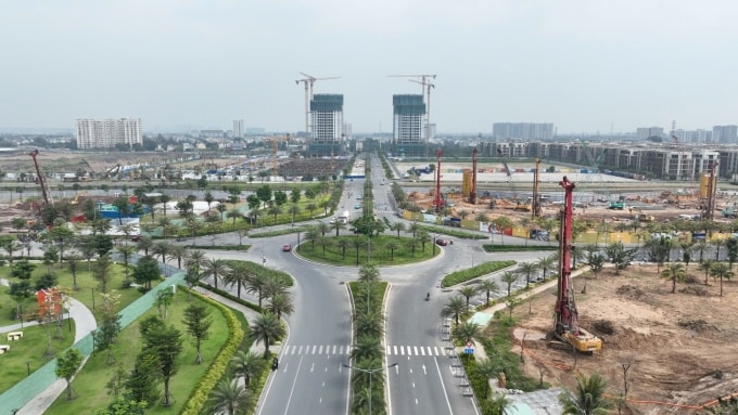 Tuyến đường rộng, thoáng, phân tách dòng xe, đảm bảo an toàn cho các phương tiện lưu thông. Ảnh: Nhi Nguyễn