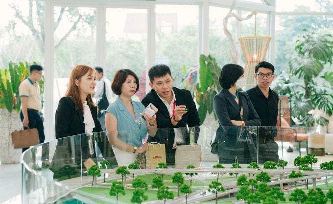 Nhà đầu tư tìm hiểu một dự án tại TP HCM. Ảnh: AG Group