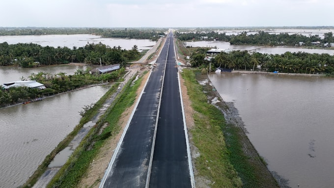 Đoạn cao tốc Hậu Giang - Cà Mau qua địa phận TP Cần Thơ cuối năm 2025. Ảnh: An Bình