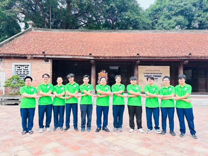 Nhật Nam (thứ 5 từ trái sang) cùng thầy Trương Trọng Khánh (giữa) và các thành viên đội tuyển Toán trường THPT chuyên Đại học Sư phạm. Ảnh: Nhân vật cung cấp