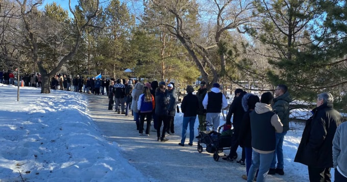 Hàng dài người xếp hàng tại công viên Rundle ở Edmonton để ký kiến nghị ly khai khỏi Canada, ngày 17/1. Ảnh: CTV News