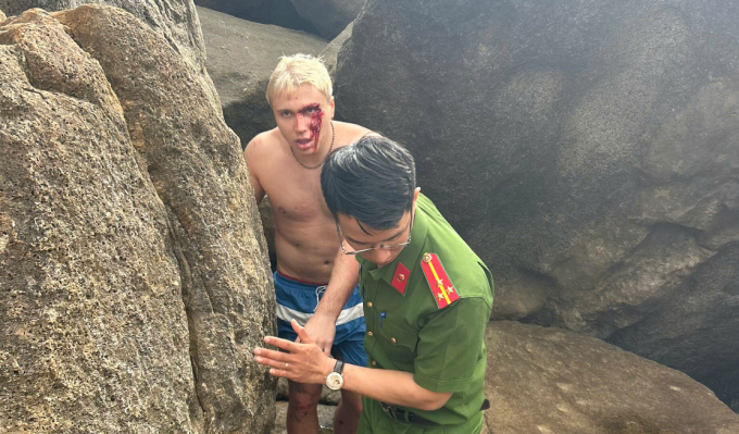 Du khách bị kẹt ở hốc đá được lực lượng cứu hộ đưa ra ngoài. Ảnh: Công an Đăk Lăk