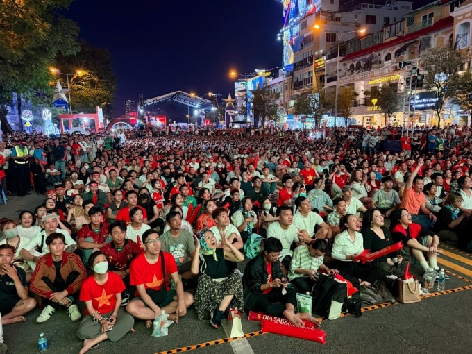 Người hâm mộ theo dõi trận chung kết bóng đá nam SEA Games 33 giữa Việt Nam - Thái Lan, hôm 18/12/2025. Ảnh: Quỳnh Trần