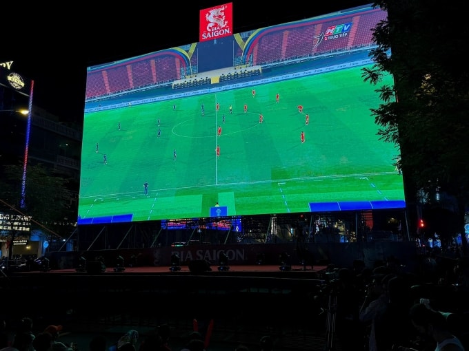 Màn hình LED lắp đặt ở phố đi bộ Nguyễn Huệ phục vụ trận chung kết bóng đá nam SEA Games 33 giữa Việt Nam - Thái Lan, hôm 18/12/2025. Ảnh: Quỳnh Trần