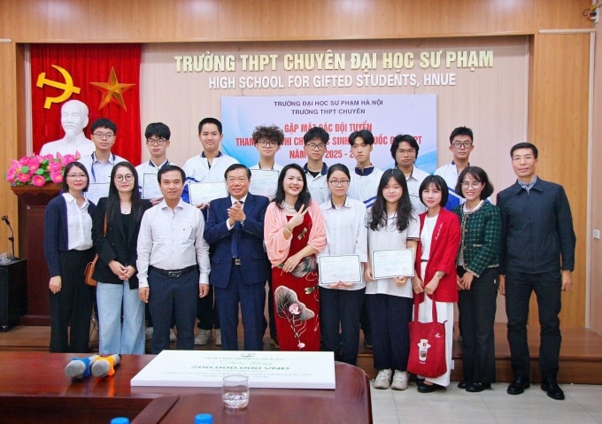 Thí sinh trong đội tuyển thi học sinh giỏi quốc gia của trường THPT chuyên Đại học Sư phạm Hà Nội nhận chứng nhận hồi tháng 10/2025. Ảnh: Fanpage trường