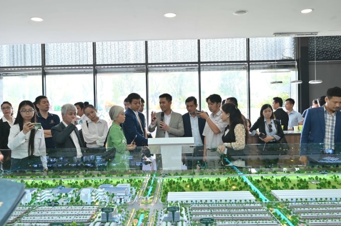 Khách hàng tham quan một dự án đất nền tại Tây Ninh. Ảnh: Mai Bá Hương