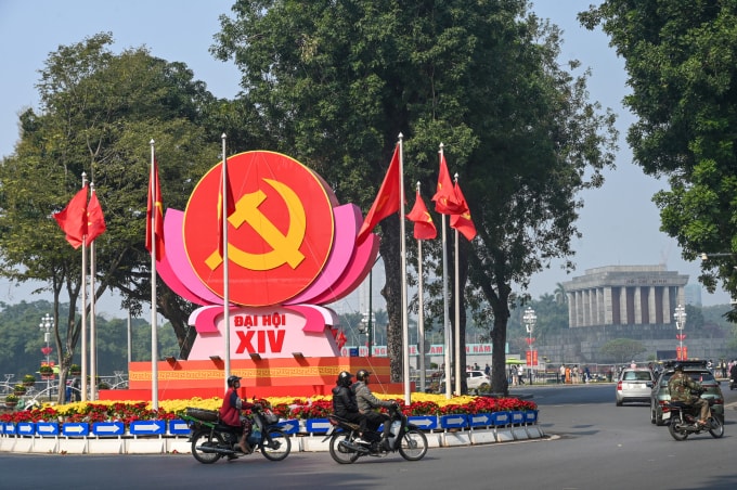 Trang hoàng trên đường phố Hà Nội chào mừng Đại hội Đảng XIV. Ảnh: Giang Huy