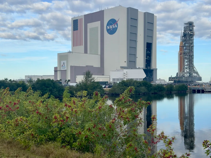 Tên lửa SLS rời khỏi Tòa nhà Lắp ráp Phương tiện tại Trung tâm Vũ trụ Kennedy ngày 17/1. Ảnh: Space