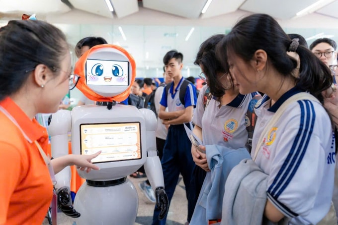 Học sinh trải nghiệm sản phẩm robot do sinh viên FPTU phát triển. Ảnh: FPTU