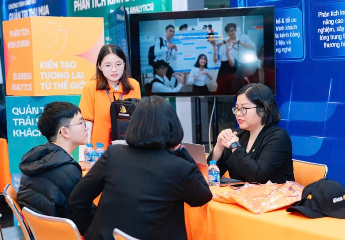 Phụ huynh, học sinh nghe tư vấn ngành học và định hướng nghề nghiệp từ chuyên gia, giảng viên. Ảnh: FPTU