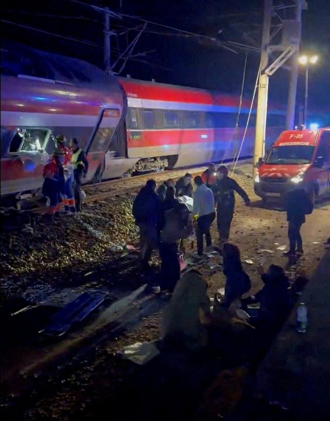 First responders search through wreckage after two high-speed trains derailed in Adamuz, near Cordoba, Spain, January 18, 2026. @eleanorinthesky via X/Handout via REUTERS THIS IMAGE HAS BEEN SUPPLIED BY A THIRD PARTY. NO RESALES. NO ARCHIVES. VERIFICATION LINE: Reuters was able to confirm the location by comparing corroborating visuals. Reuters was able to confirm the date through corroborating reports. Location and train model confirmed through corroborating visuals and file imagery. Date confirmed through corroborating reports.