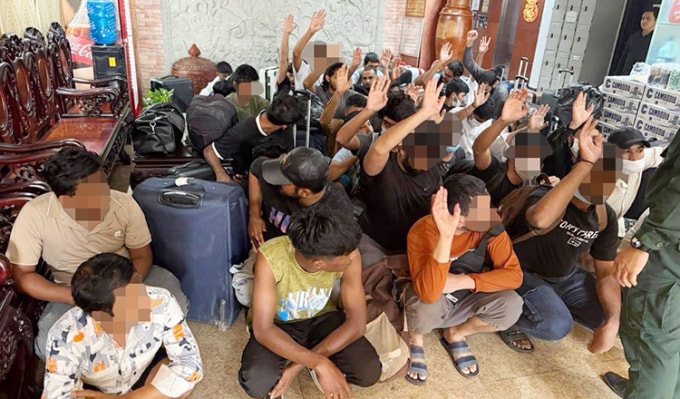 Nghi phạm lừa đảo bị bắt trong một cuộc truy quét của cảnh sát Campuchia ngày 16/1 ở Phnom Penh. Ảnh: Khmer Times