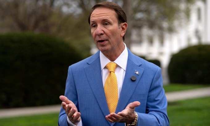 Đặc phái viên Mỹ về Greenland, Thống đốc Louisiana Jeff Landry phát biểu tại Nhà Trắng hồi tháng 3/2025. Ảnh: AP