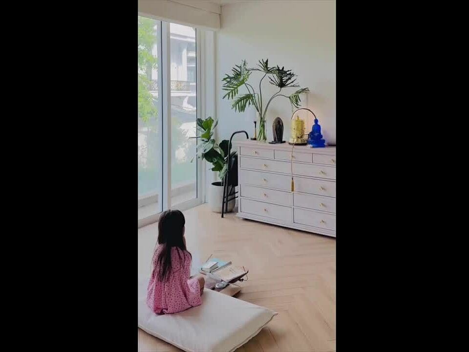 Con gái Hồ Ngọc Hà đọc kinh cầu nguyện, thu hút hàng triệu lượt xem hôm 5/1