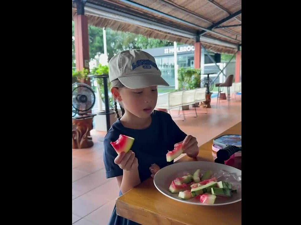 Lisa được khen có hành động đáng yêu khi ăn dưa hấu