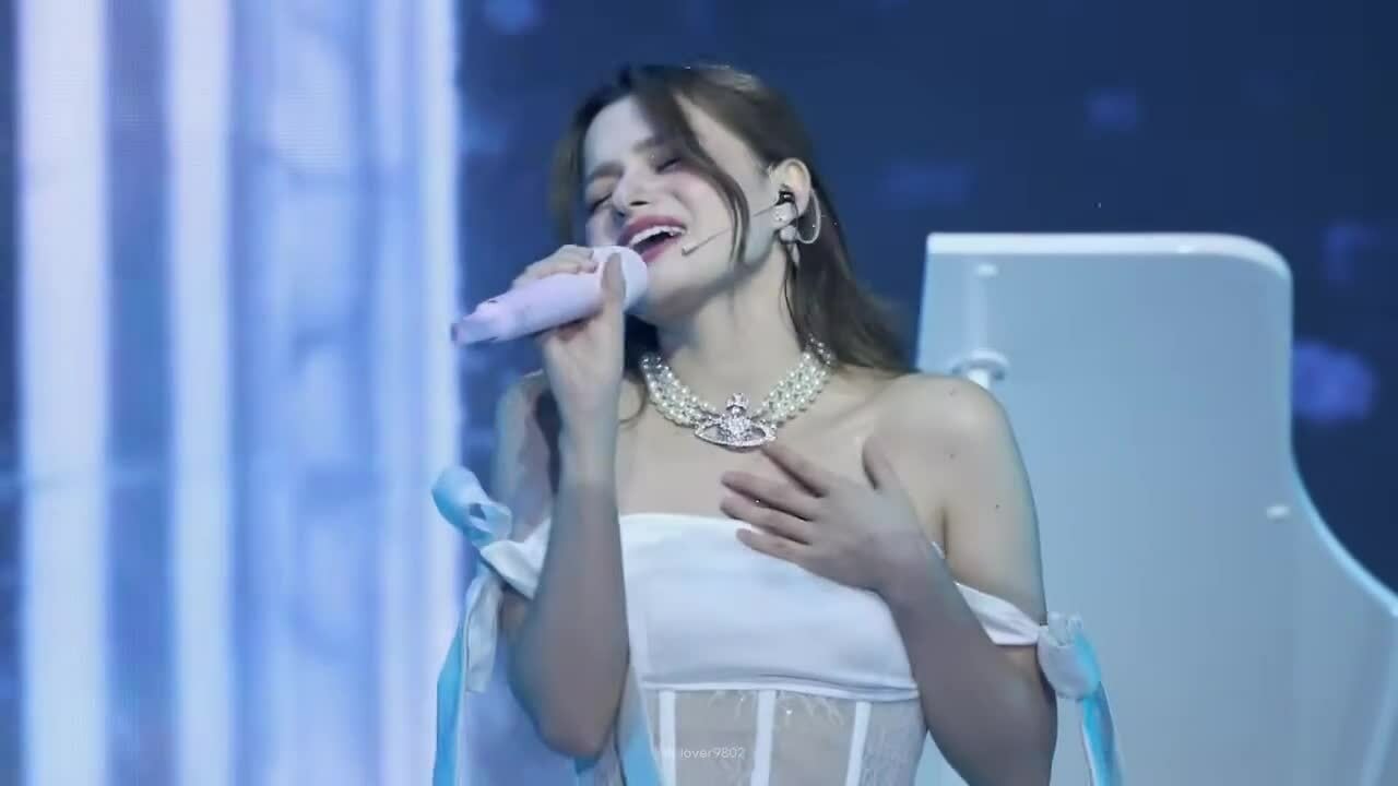 Becky Armstrong hát 'Daylight' của Taylor Swift