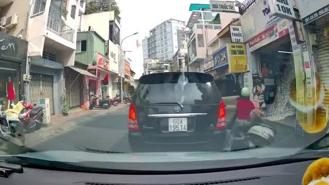 Cửa ôtô bên phụ bật mở hất ngã người đi xe máy