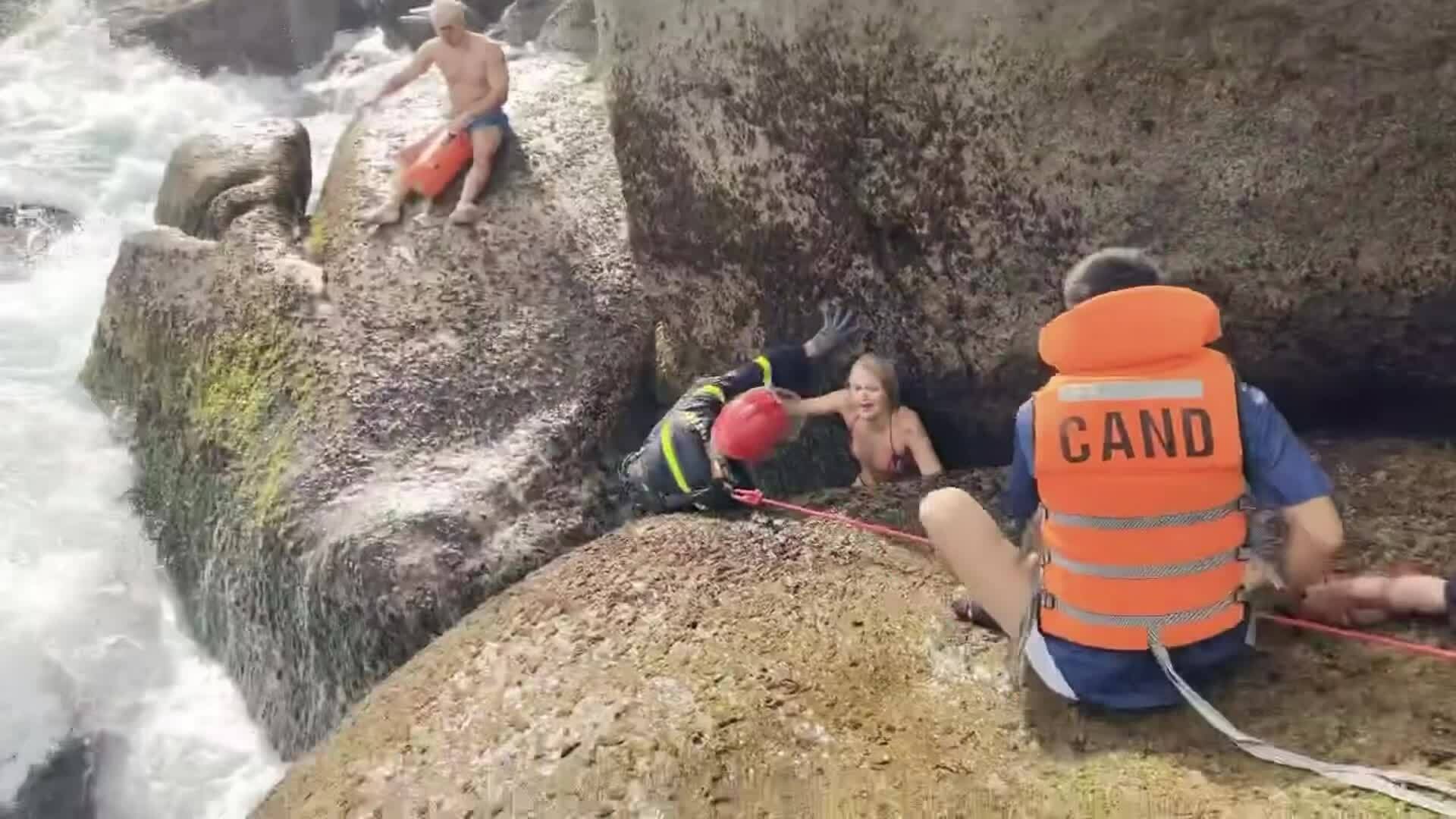 Cứu hai khách nước ngoài bị sóng cuốn kẹt trong hốc đá