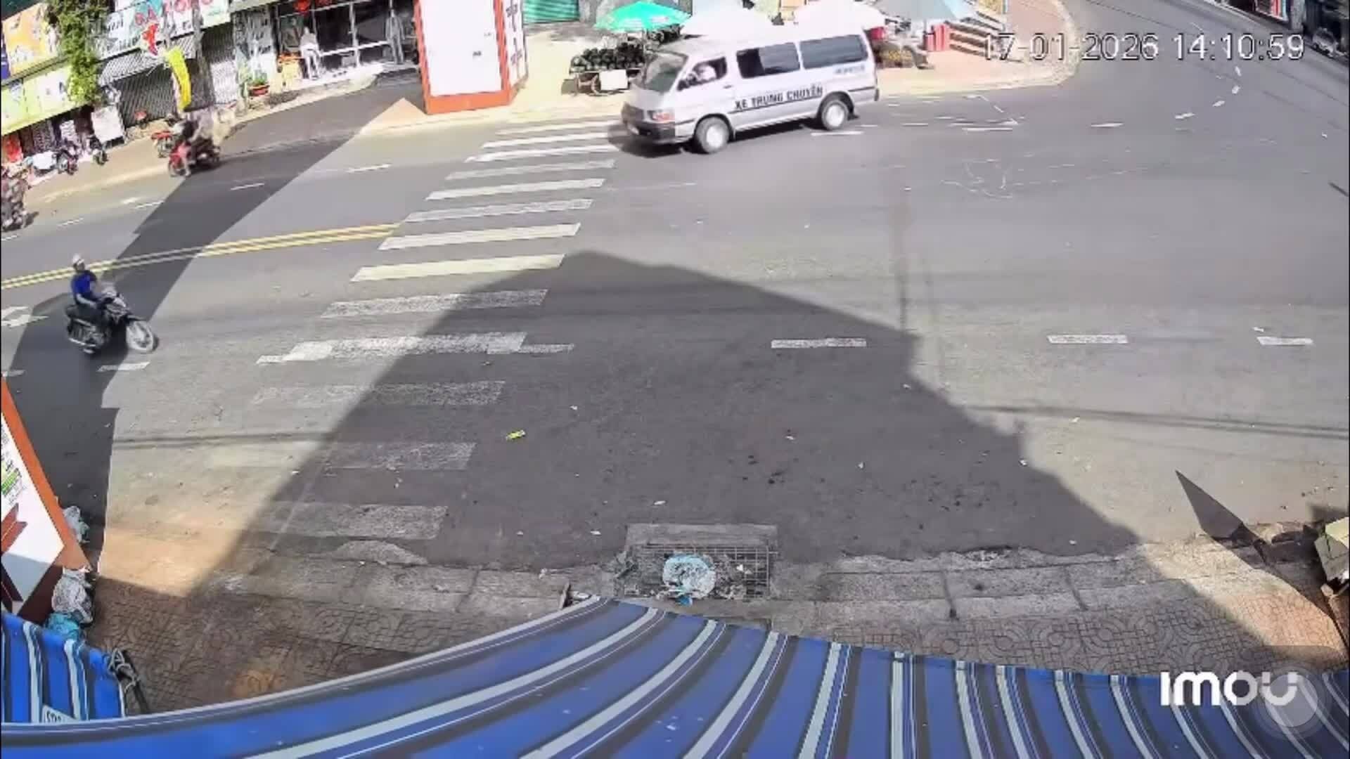 Lái xe 16 chỗ gây náo loạn trước chợ ở Lâm Đồng