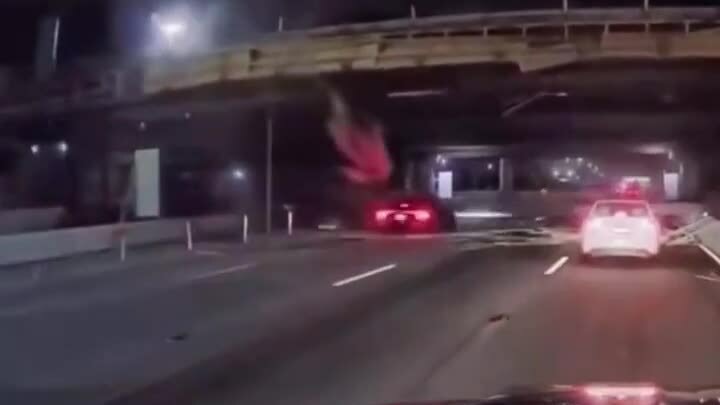 Ôtô đâm vào dầm cầu rơi giữa đường, tài xế thiệt mạng