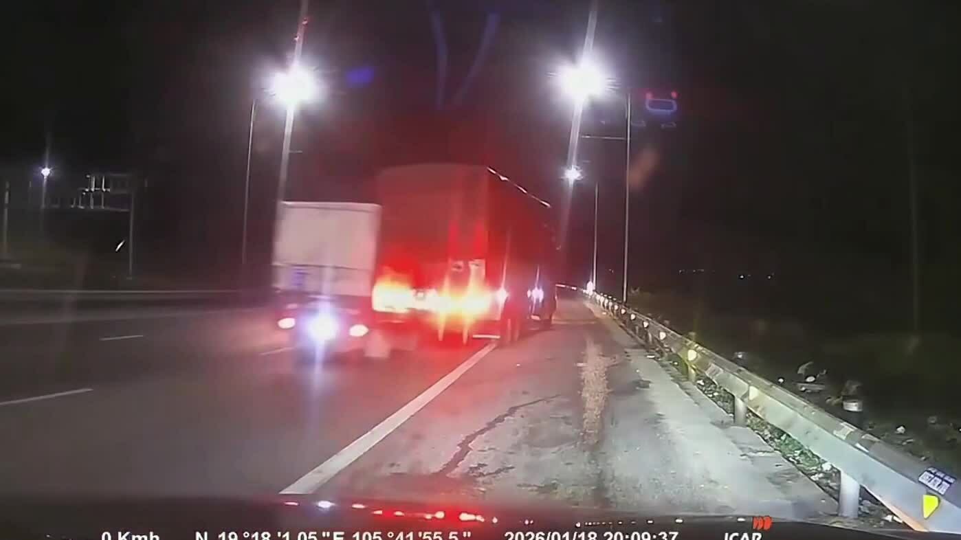 Xe tải nhỏ húc vào xe tải lớn trên cao tốc