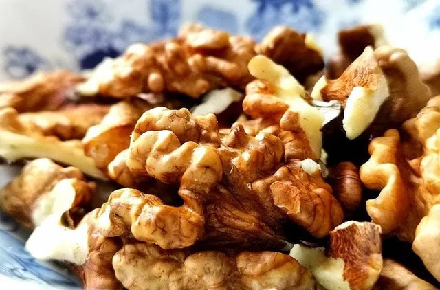 Những loại thực phẩm sau 40 tuổi nên ăn đều, giúp tim khỏe, da mịn và trẻ lâu tự nhiên - Ảnh 4.