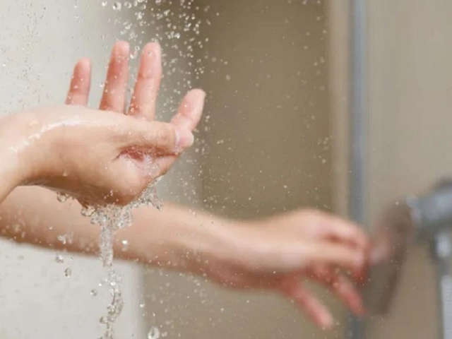 Người phụ nữ 50 tuổi đang khỏe mạnh bỗng tử vong vì thói quen tắm theo cách "vạn người mê"- Ảnh 1.