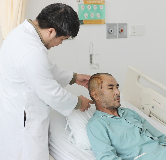 Đại phẫu trong đêm cứu sống du khách nước ngoài bị chấn thương sọ não nặng tại Phú Quốc - Ảnh 2.