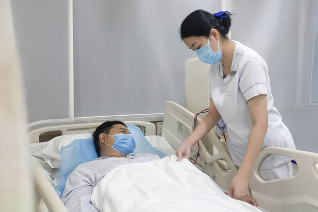 Thanh niên 26 tuổi suy thận giai đoạn cuối từ dấu hiệu "vừa lạ vừa quen" ở mắt - Ảnh 1.