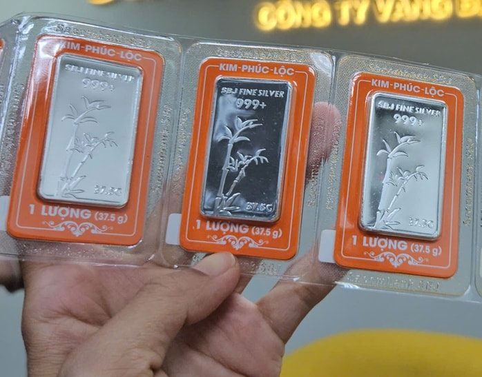 Giá bạc hôm nay 19-1: Không chỉ vàng, bạc cũng tăng nhanh, lập đỉnh mới - Ảnh 1.