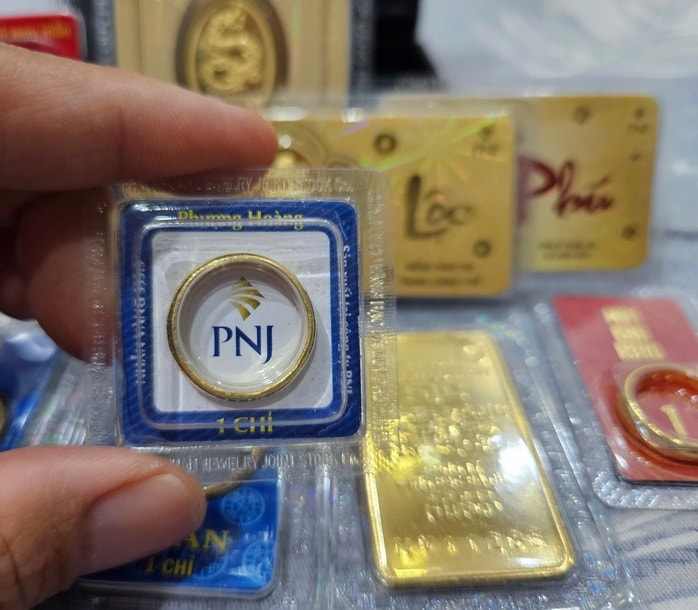 Giá vàng SJC chạm mốc 165 triệu đồng / lượng , Người mua khó khăn - Ảnh 2.