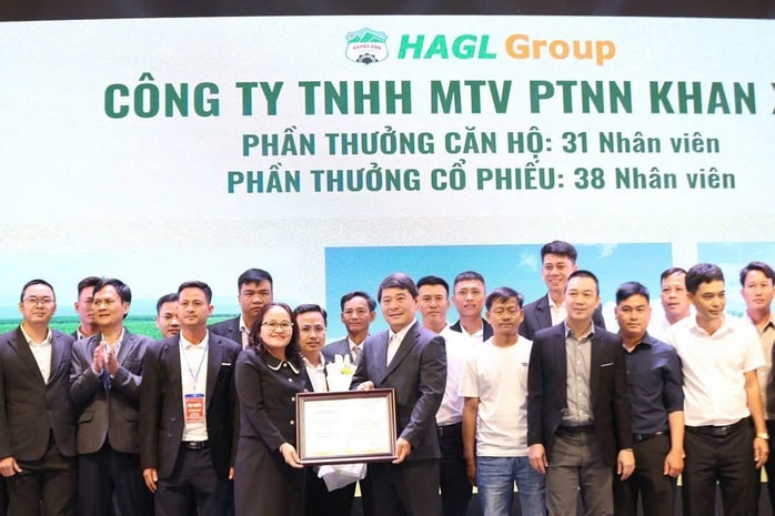 Bầu Đức thưởng căn hộ cho nhân viên duy nhất của một phòng ở lại khi công ty nợ lương nửa năm - Ảnh 2. Bầu Đức thưởng căn hộ cho nhân viên duy nhất của một phòng ở lại khi công ty nợ lương nửa năm - Ảnh 2.