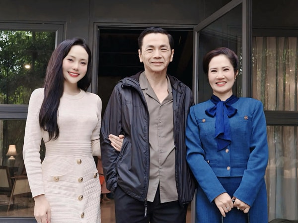 Bà Tứ - người vợ đảm đang của ông Sách trong phim 'Lằn ranh' ở đời thực đã lên chức bà ngoại- Ảnh 1.