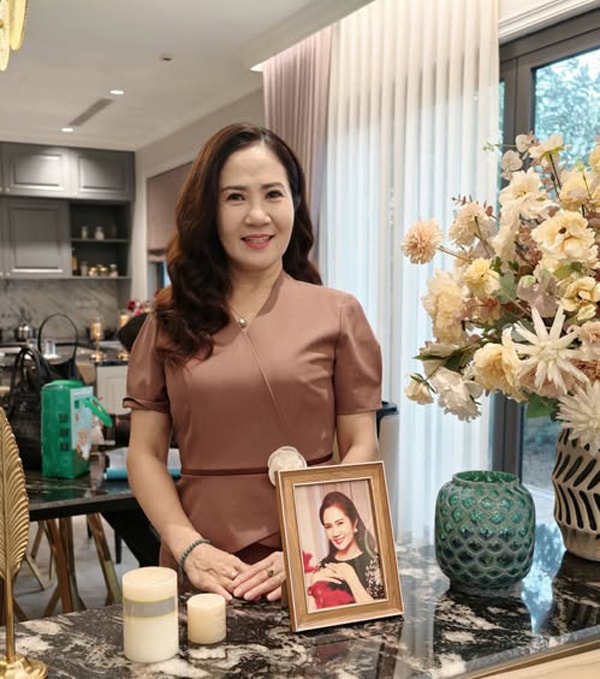 Bà Tứ - người vợ đảm đang của ông Sách trong phim 'Lằn ranh' ở đời thực đã lên chức bà ngoại- Ảnh 2.