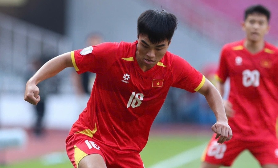 Nguyễn Công Phương đá chính ngay từ đầu.