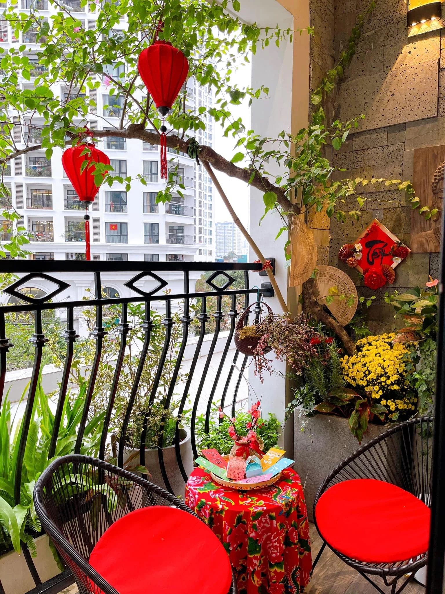 Ban công trang trí với phụ kiện đậm sắc Tết. (Ảnh: Vietnammoi)