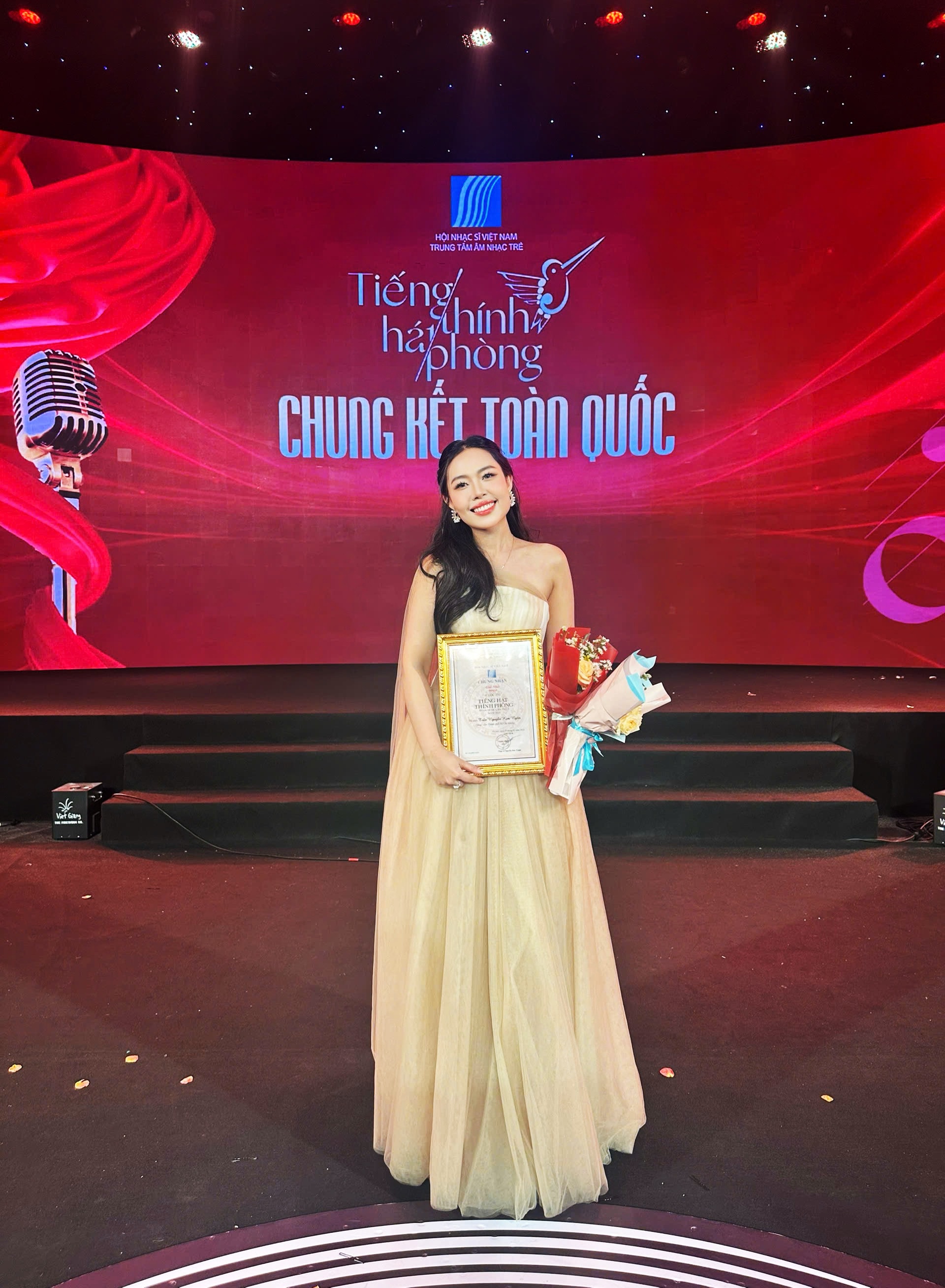 Kim Ngân tốt nghiệp xuất sắc chuyên ngành thanh nhạc ở Nga.