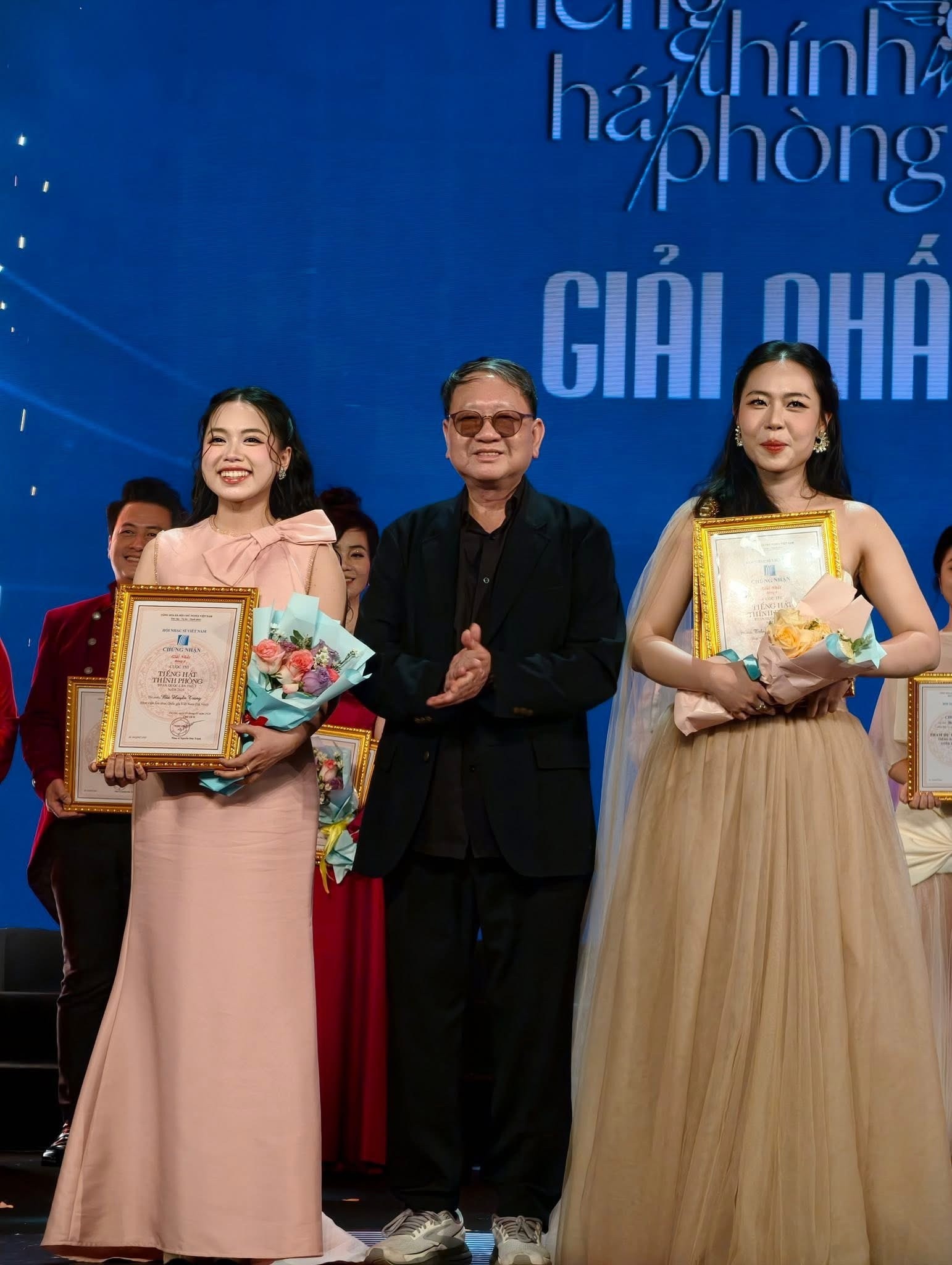 Kim Ngân giành giải Nhất cuộc thi Tiếng hát Thính phòng Toàn quốc.