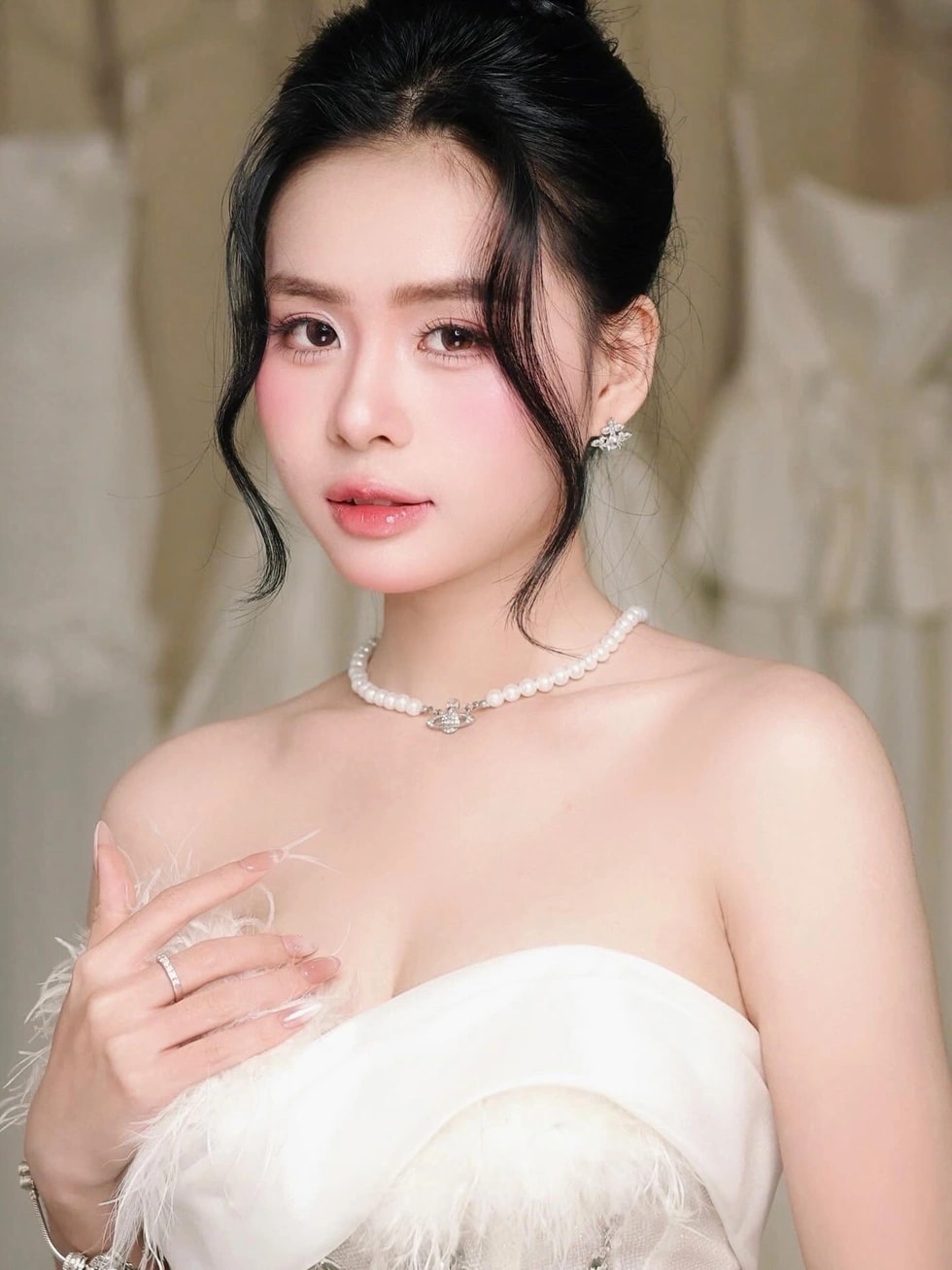 Khoảng cách hơn 1.700km là thử thách lớn, nhưng cả hai vẫn duy trì liên lạc bằng tin nhắn, cuộc gọi và tranh thủ gặp nhau mỗi khi Thanh Nhàn có dịp về quê.