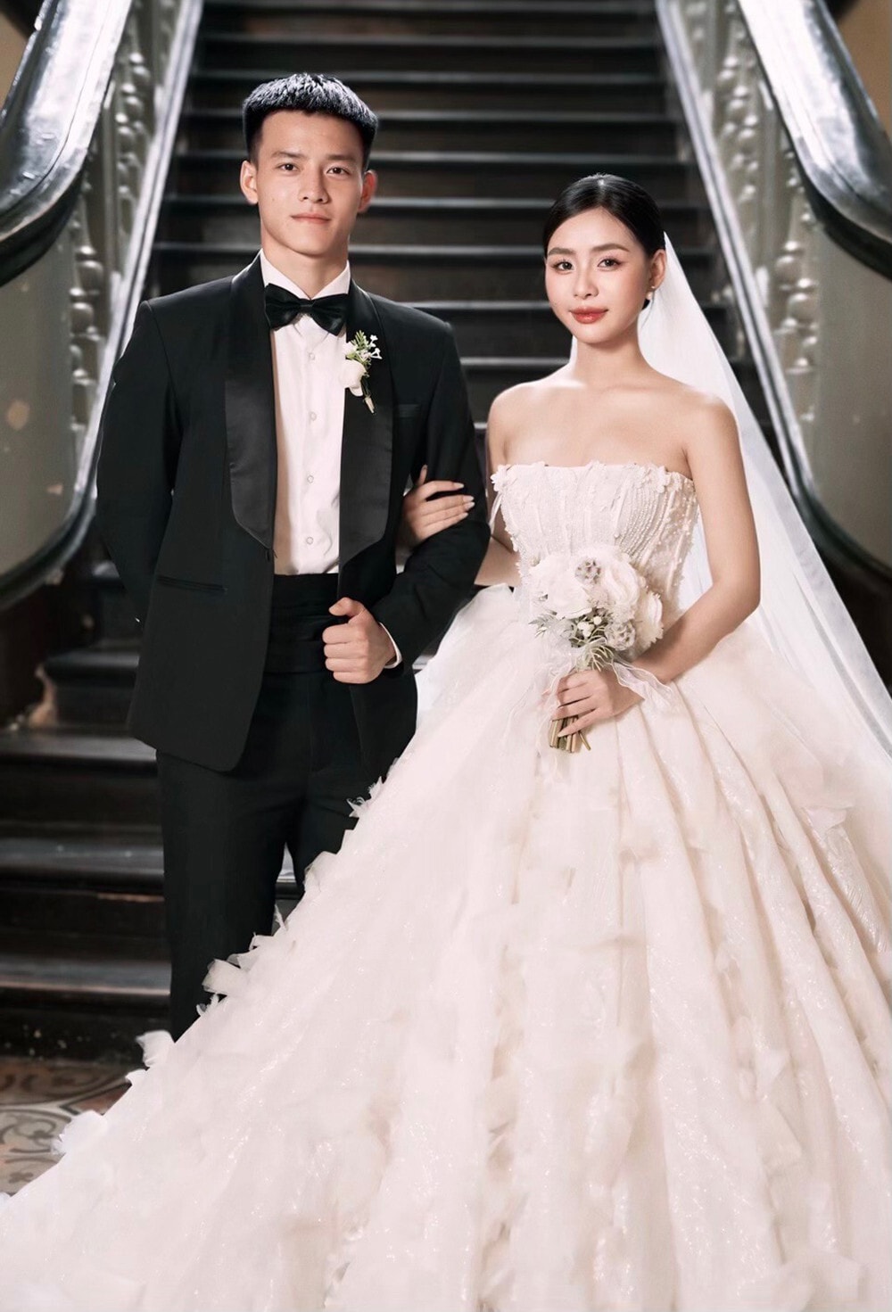 Gây chú ý sau SEA Games 33 tại Thái Lan, Nguyễn Thanh Nhàn tiếp tục được HLV Kim Sang-sik tin tưởng ở vòng chung kết U23 châu Á. Cầu thủ này được quan tâm không chỉ nhờphong độ trên sân cỏ mà còn bởi cuộc sống gia đình sớm ổn định. Ít ai ngờ, cầu thủ sinh năm 2003 đã lập gia đình từ năm 2024 cùng người mẫu Nguyễn Thị Ngọc Lan.