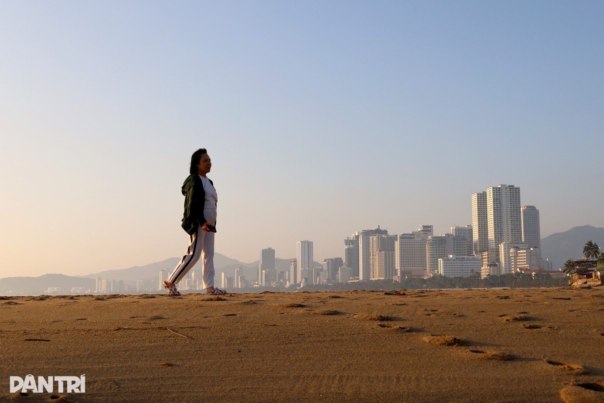 Xuất hiện cồn cát hình cá heo lao ra biển - 4