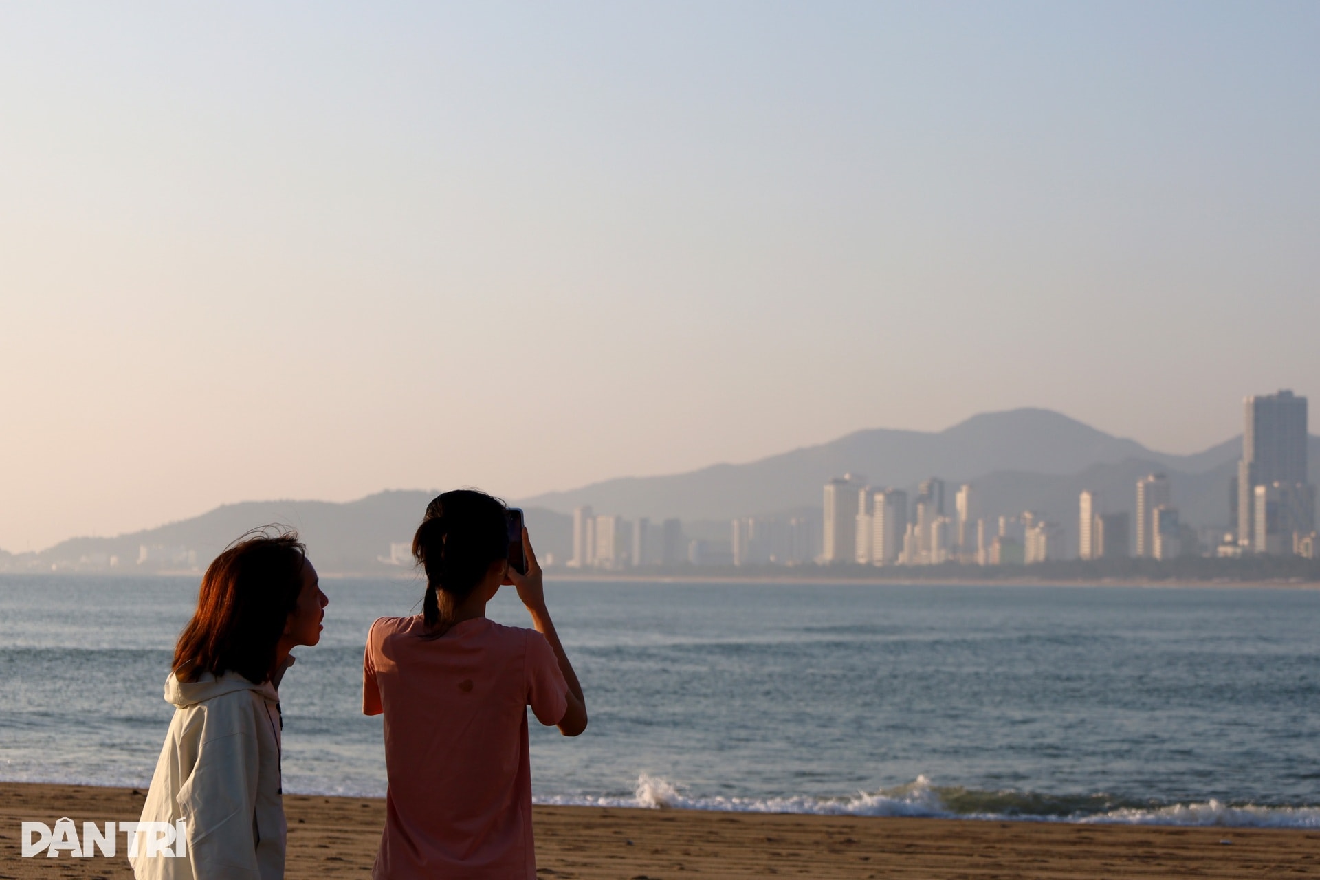 Xuất hiện cồn cát hình cá heo lao ra biển - 7