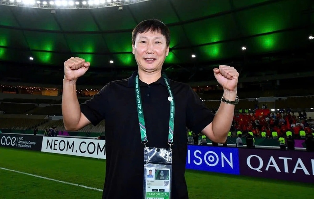 Huấn luyện viên U23 Việt Nam Kim Sang-sik gây sốt khi ăn phở cùng kim chi - 2