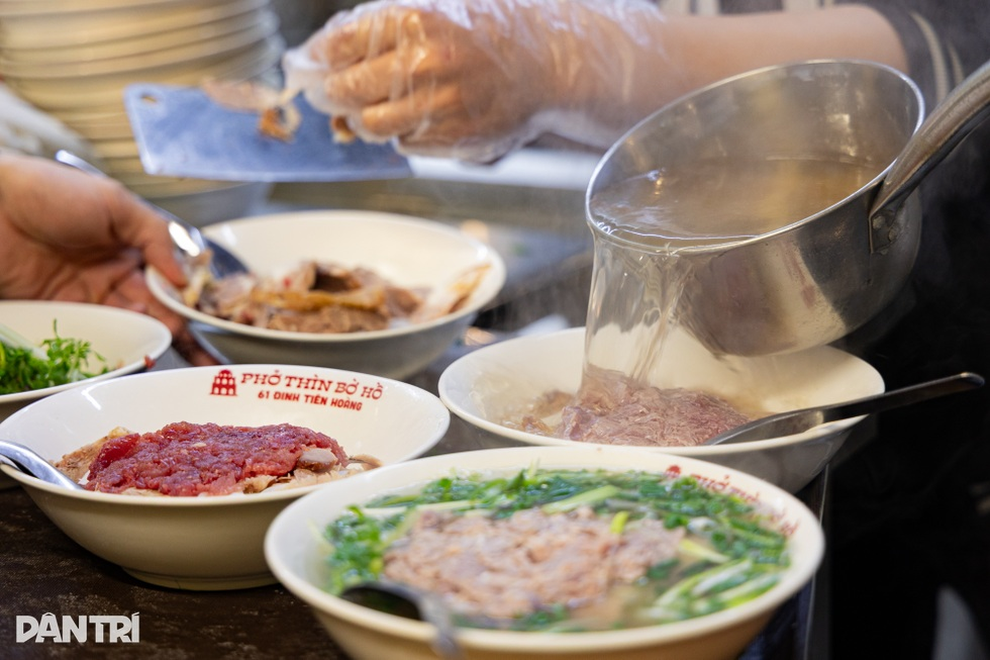 Khoảnh khắc quán phở Thìn Bờ Hồ tuổi đời 71 năm bị phá dỡ - 2