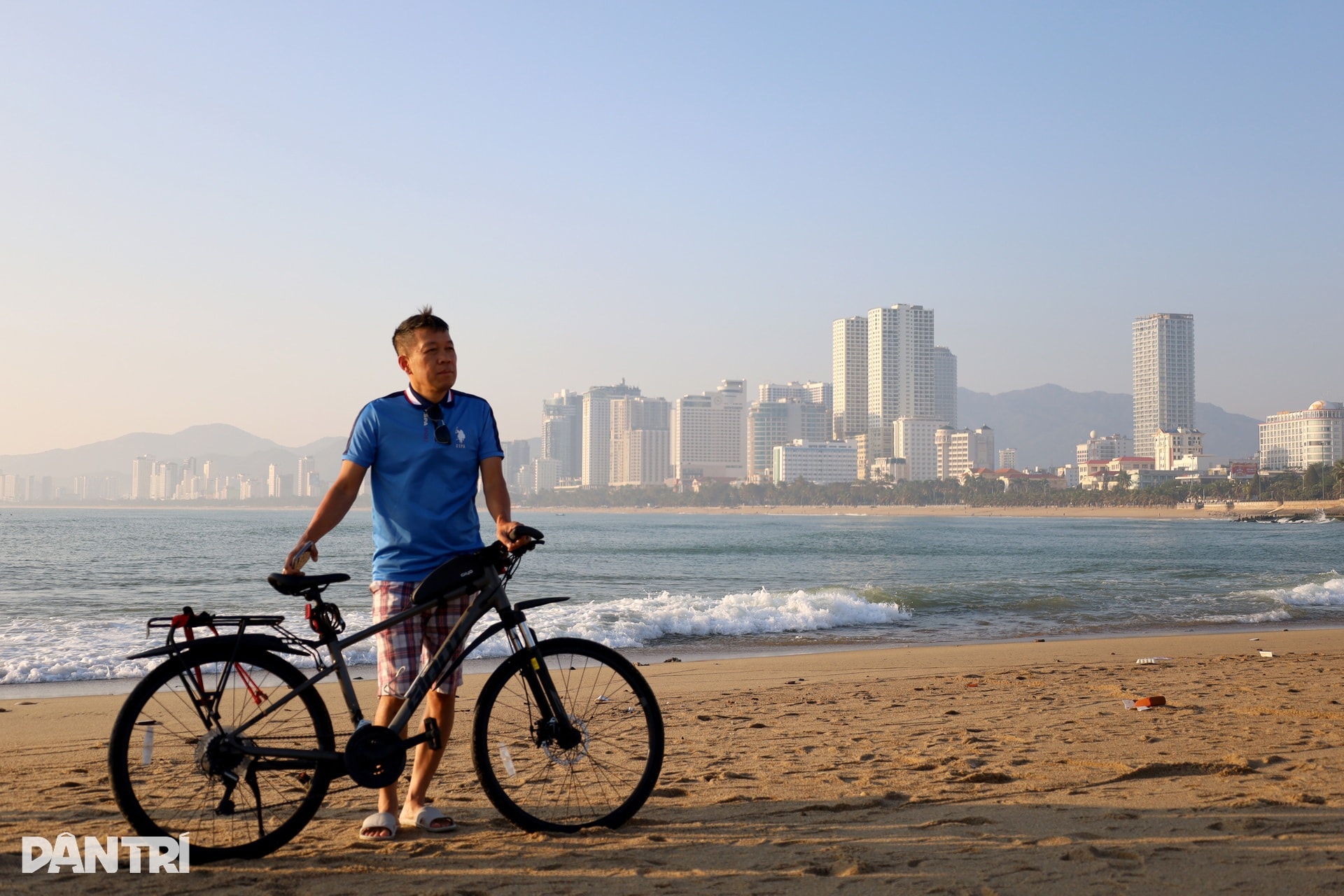 Xuất hiện cồn cát hình cá heo lao ra biển - 10