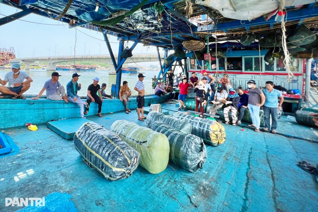 Tàu sân bay mang niềm vui Tết từ Hoàng Sa, Trường Sa về đất liền - 2