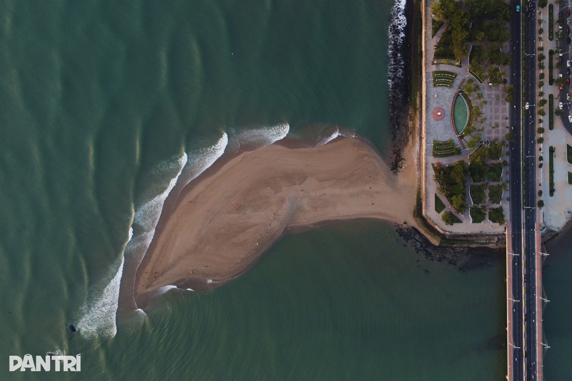 Xuất hiện cồn cát hình cá heo lao ra biển - 2