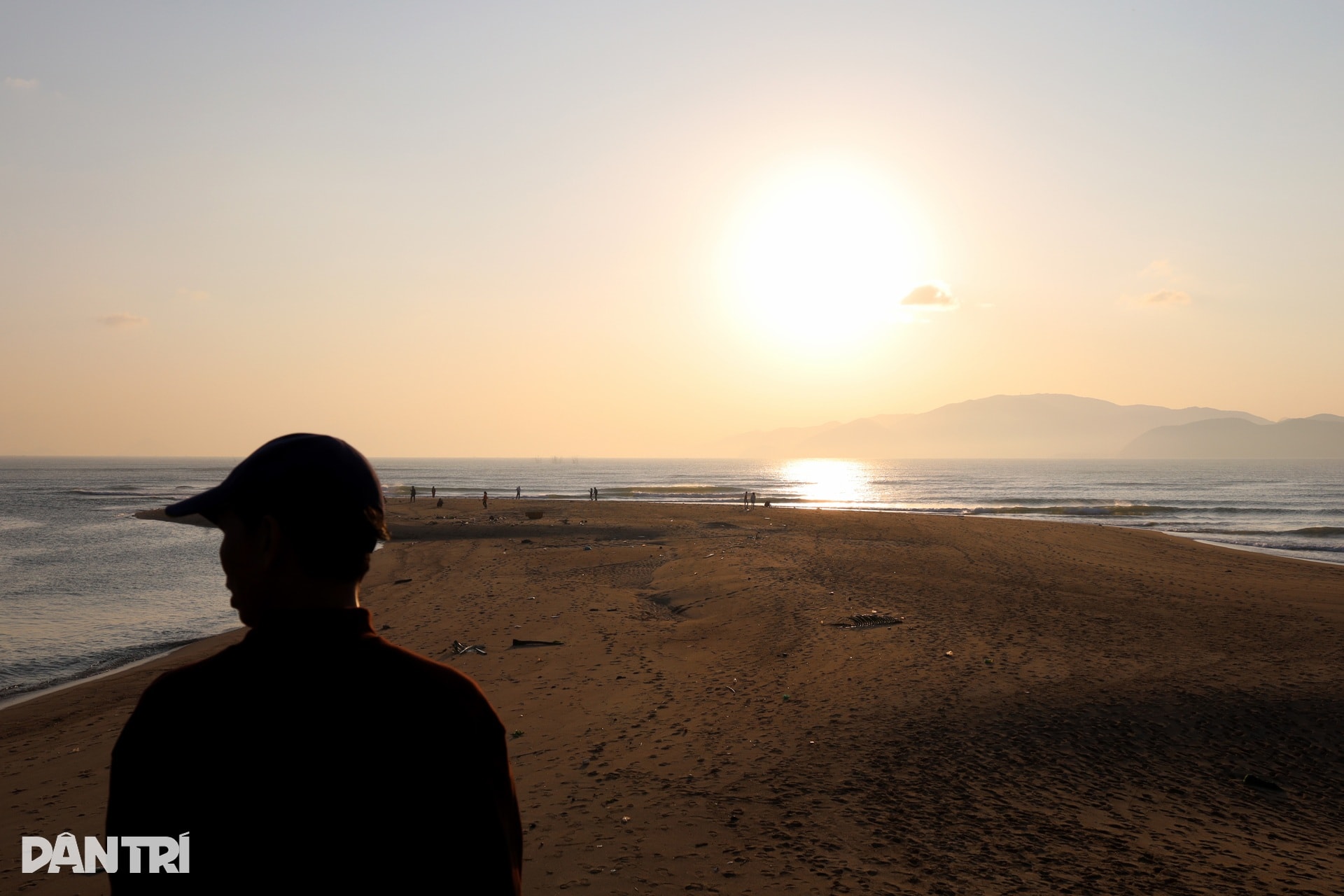 Xuất hiện cồn cát hình cá heo lao ra biển - 3