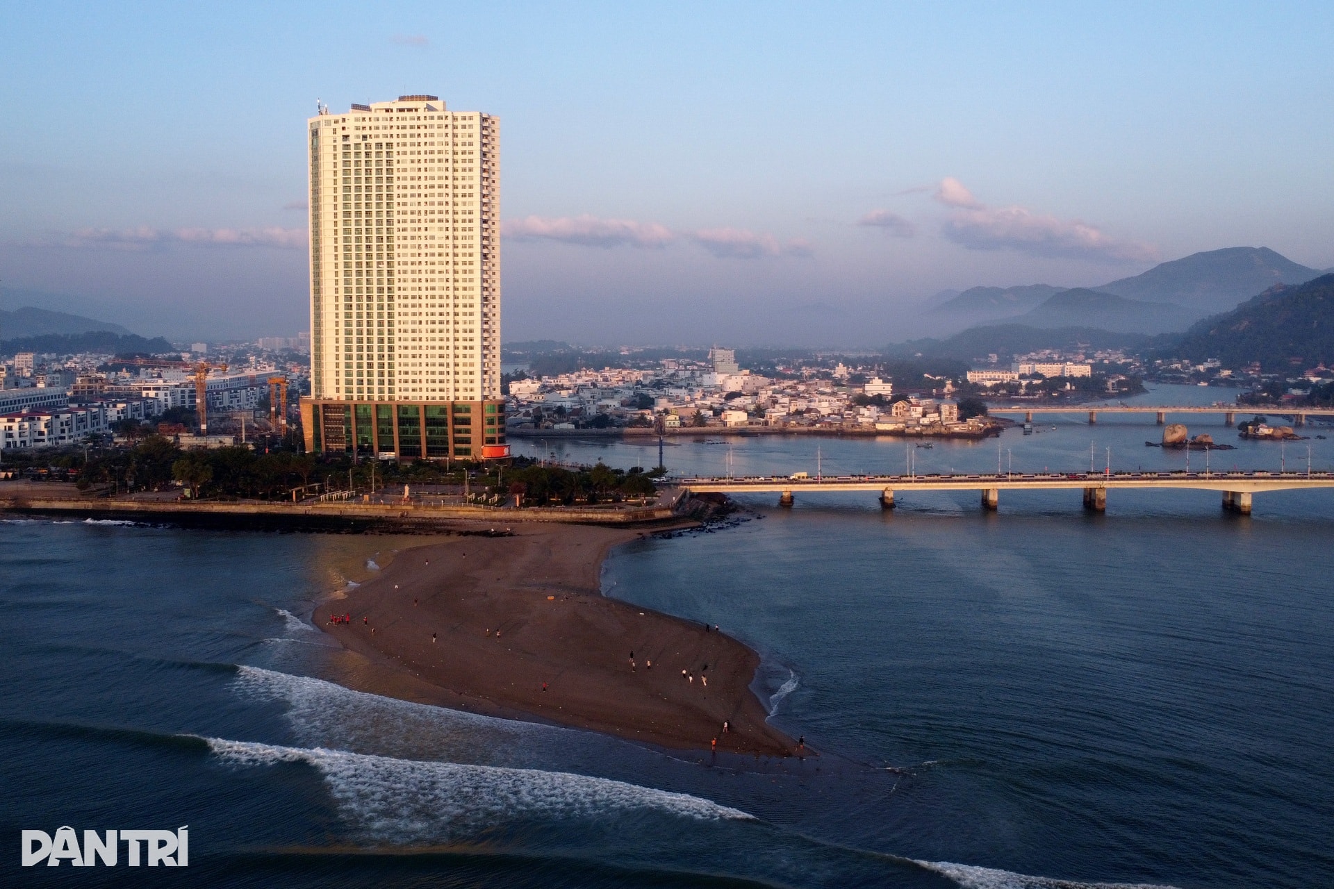 Xuất hiện cồn cát hình cá heo lao ra biển - 5